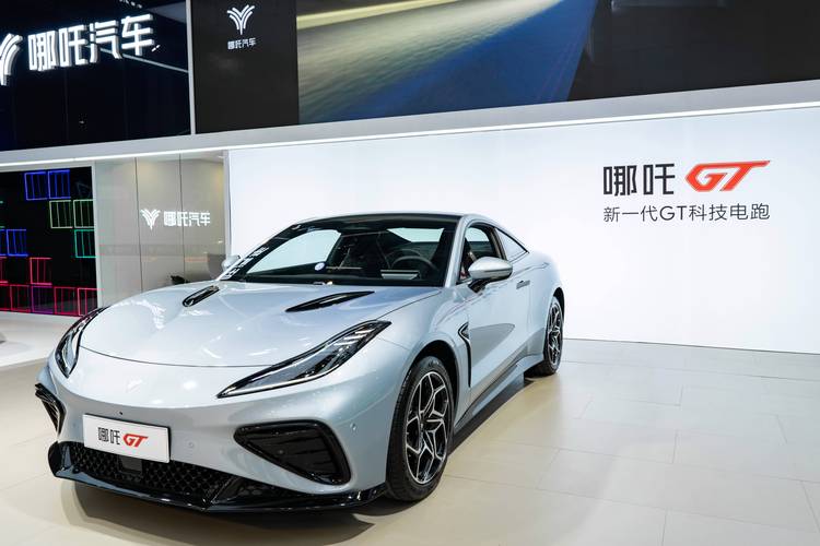 广州323哪吒汽车在智能汽车领域的表现，领途汽车在新能源汽车市场中的影响力